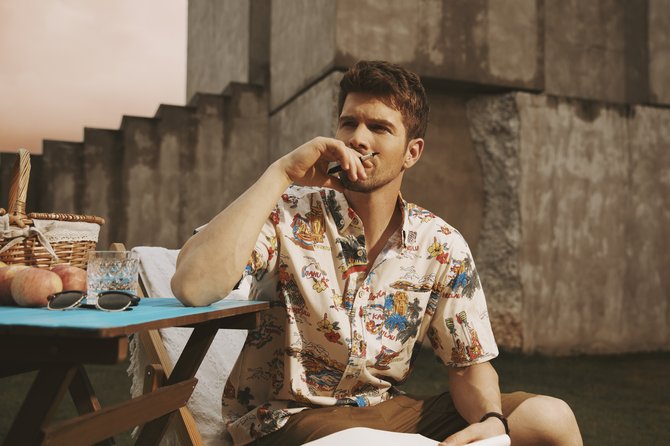 Side view of Men Summer Plants Vacation Natural No Elasticity Wicking Cotton Regular Shirt Collar Aloha Shirts