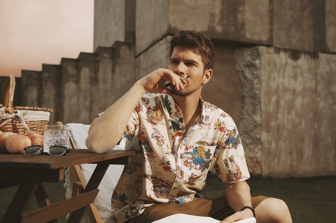 Side view of Men Summer Plants Vacation Natural No Elasticity Wicking Cotton Regular Shirt Collar Aloha Shirts